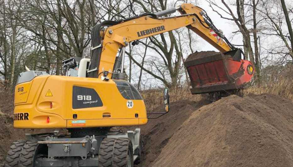 Bagger bei Entwässerungsarbeiten (Regen- und Schmutzwasser) für Bauprojekte im Landkreis Celle – SWM Erdbau